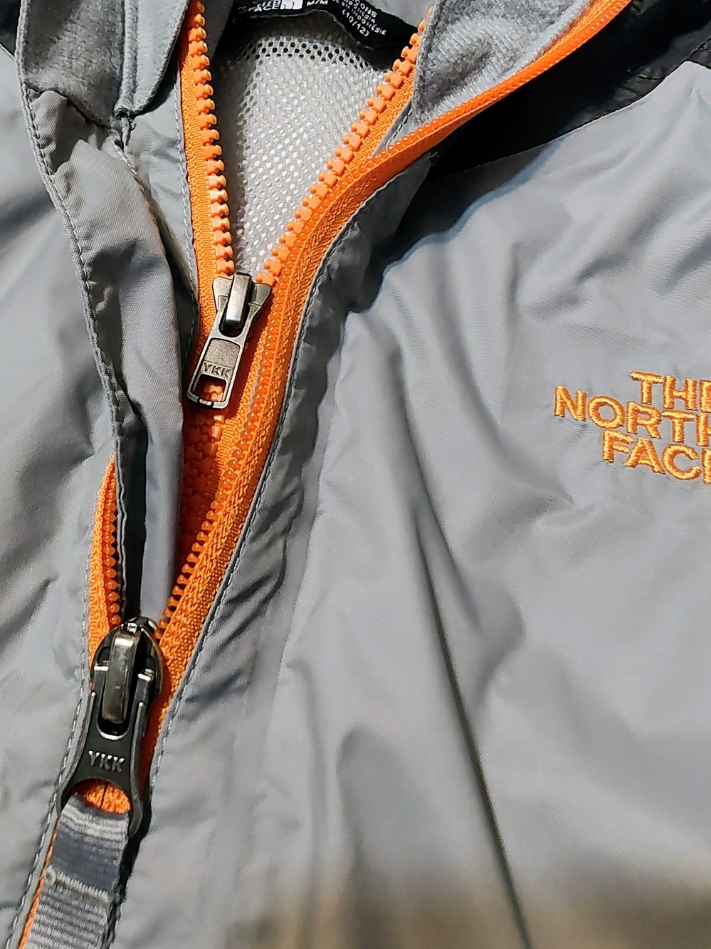 The North Face Boys Lightweight Hooded Rain Jacket - Picture 5 of 6